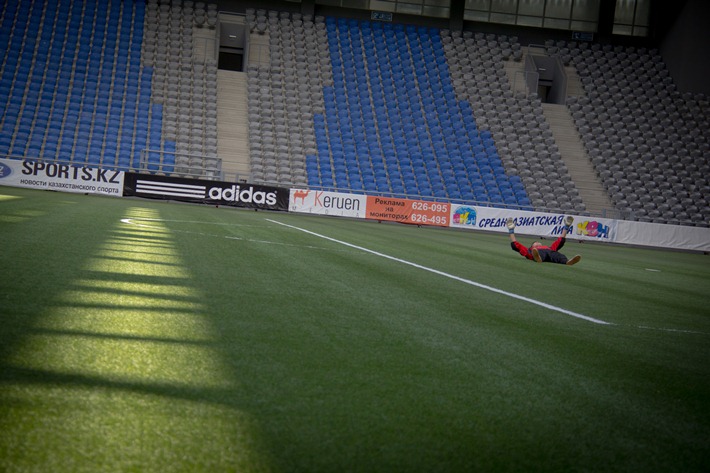 Предпраздничный матч по футболу окончился со счетом 3:2 в пользу сборной СМИ