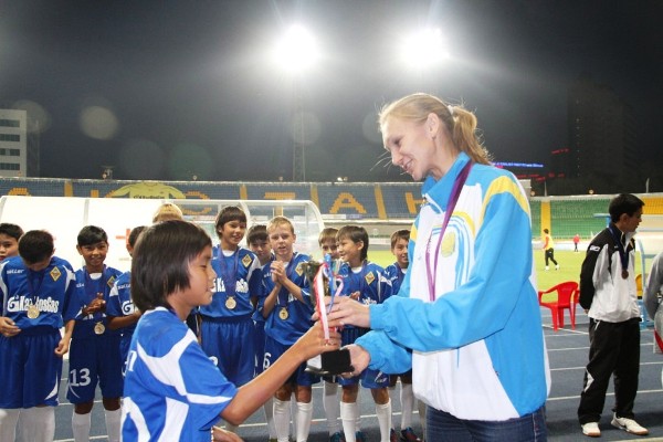 Ольга Рыпакова получила майку «Кайрата» под номером «12»