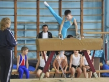 Маленькие гимнасты соревнуются в Астане