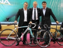 «Pro Team Astana» подарила Сапиеву и Ильину велосипеды «Specialized»