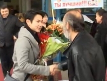 Денис Тен прилетел на Родину