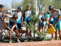 Участники чемпионата РК по велоспорту разбили сквер у памятника велогонщику Андрею Кивилеву