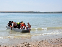 В Шымкенте парашютисты устроили воздушно-водное шоу 