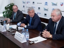 Аким ВКО Бердыбек Сапарбаев встретился с «Казцинк-Торпедо»