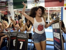 Фото с кастинга на право работать Ring Girl на бое Головкин — Стивенс