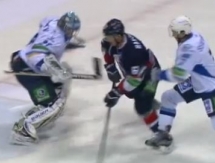 Видео двух сэйвов Виталия Еремеева в начале матча КХЛ со «Слованом»