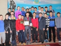 Боксер Абылайхан Жусупов встретился с воспитанниками школы-интерната в Караганде