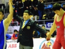 В Караганде проходит чемпионат Казахстана по вольной борьбе среди юниоров