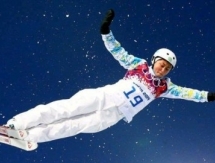 Участнице зимней Олимпиады Жанботе Алдабергеновой аким Шымкента вручил автомобиль