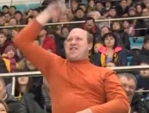 Карагандинские хоккейные болельщики пустились в пляс 