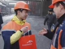 Денису Тену металлурги подарили часы с символикой «АрселорМиттал Темиртау»