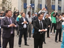 В Шымкенте чиновники отметили день здоровья массовой зарядкой 