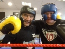 Жанат Жакиянов провёл спарринг с Рикки Хаттоном