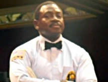 Бой между Шуменовым и Хопкинсом обслужит Эрл Браун