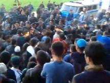 Видео стычки болельщиков и полиции на матче «Тараз» — «Атырау»
