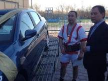 В Караганде победитель областного турнира по қазақ күресі получил в награду автомобиль «Пежо»