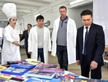 Карпов и Сапиев посетили кондитерскую фабрику в Караганде