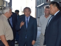 Депутат Умбетов ознакомился с ходом строительства спортбазы клуба по хоккею на траве в Жетысу