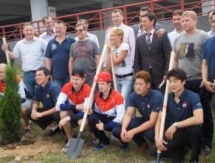 Игроки «молодежки» посадили деревья в Южно-Сахалинске