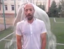 Али Алиев принял участие в акции Ice Bucket Challenge