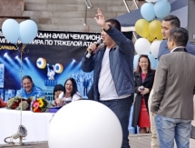 Алматинцы и звезды тяжелой атлетики состязались в поднятии чемпионской штанги 