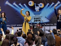 Алматинцы и звезды тяжелой атлетики состязались в поднятии чемпионской штанги 