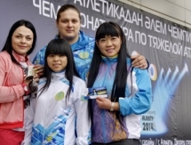 Алматинцы и звезды тяжелой атлетики состязались в поднятии чемпионской штанги 