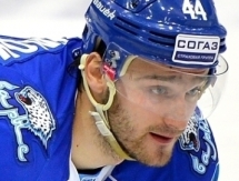 Защитник «Барыса» Никита Церенок получил штраф за то, что заправил свитер в шорты