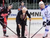 Ветеран Великой Отечественной войны открыл матч «Авангарда» с «Барысом»