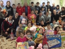Хоккеисты «Горняка» передали мягкие игрушки в детский дом
