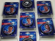 В линейке сувенирной продукции «Барыса» появились фирменные и именные шайбы