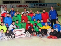 Мастер-класс с детьми провели хоккеисты «Арлана»