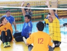 В Костанайской области впервые проходят товарищеские матчи по сидячему волейболу