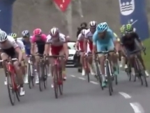 Видео финиша четвертого этапа веломногодневки «Тур Страны Басков» с участием гонщиков «Астаны»