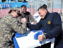 Казахстанские военнослужащие организовали праздничную эстафету