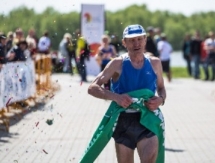 56-летний казахстанец в шестой раз подряд стал чемпионом весеннего полумарафона в Омске