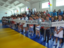 В Карагандинской области лучший палуан среди полицейских получил в подарок племенного быка