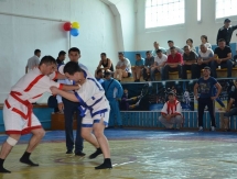 В Карагандинской области лучший палуан среди полицейских получил в подарок племенного быка