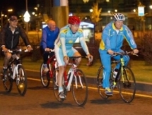 В Алматы проходит ночной велозаезд, посвященный Дню государственных символов РК