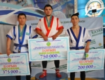 В Алматы победитель соревнования по қазақша күрес получил путевку в хадж