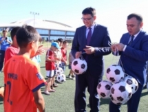 Власти Талдыкоргана раздали 1000 мячей детям города