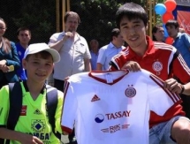 Аслан Смаков поддержал юных футболистов