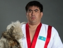 Аким Жамбылской области вручил ключи от автомобиля сильнейшему палуану страны