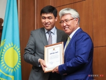 Арыстанбек Мухамедиулы наградил лучших работников спорта Казахстана