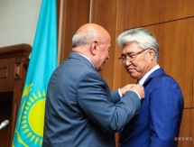 Арыстанбек Мухамедиулы наградил лучших работников спорта Казахстана