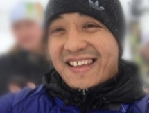 На Елдоса Чикенова могли напасть двое мужчин с ножом, когда тот выходил из собственной квартиры