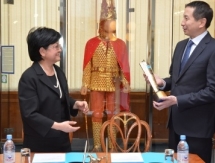 НОК вручил образец ежегодной Премии в Фонды Музея Первого Президента РК