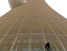 Человек-паук расcчитывает взобраться на самое высокое здание в Алматы за 40 минут