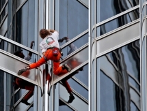 Человек-паук расcчитывает взобраться на самое высокое здание в Алматы за 40 минут