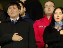 Посол Казахстана в Грузии положил руку на живот во время исполнения гимна